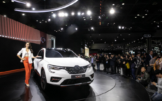 28일 경기도 고양 킨텍스에서 2019 서울모터쇼 미디어 공개 행사가 열렸다. 이날 르노삼성자동차 부스에서 모델들이 XM3 인스파이어와 포즈를 취하고 있는 모습. 박동욱기자 fufus@